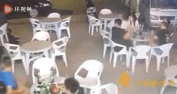 警方通報(bào)小車沖過(guò)夜市撞飛數(shù)人 這一幕太驚險(xiǎn)了！