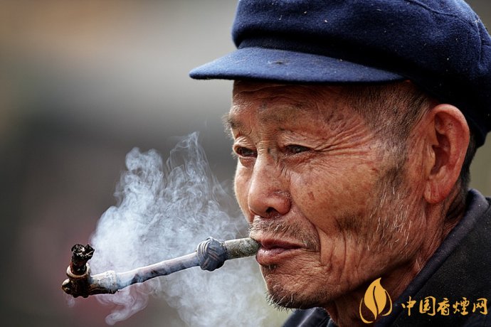 旱煙和煙卷哪個(gè)危害大，旱煙袋很有講究