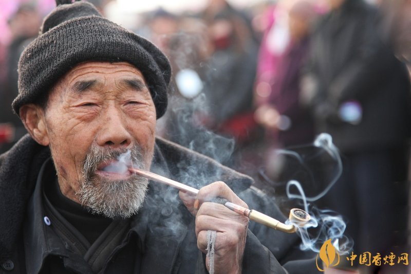 旱煙和煙卷哪個(gè)危害大，旱煙袋很有講究