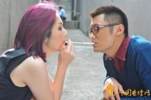 香煙夾耳朵上是怎么來的，耳夾煙是男人的專利