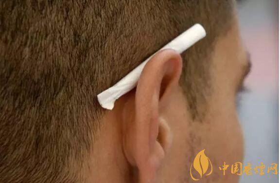 香煙夾耳朵上是怎么來的，耳夾煙是男人的專利